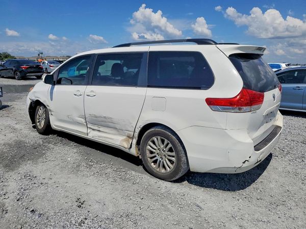 2014 TOYOTA SIENNA