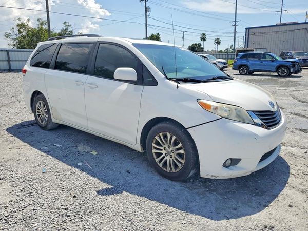 2014 TOYOTA SIENNA