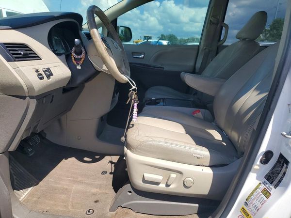 2014 TOYOTA SIENNA