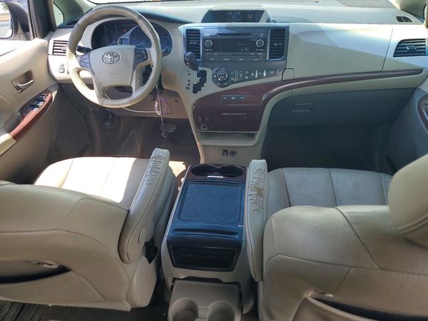 2014 TOYOTA SIENNA
