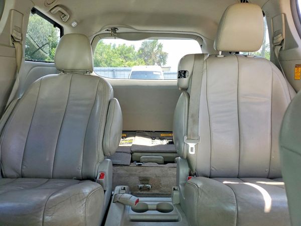 2014 TOYOTA SIENNA