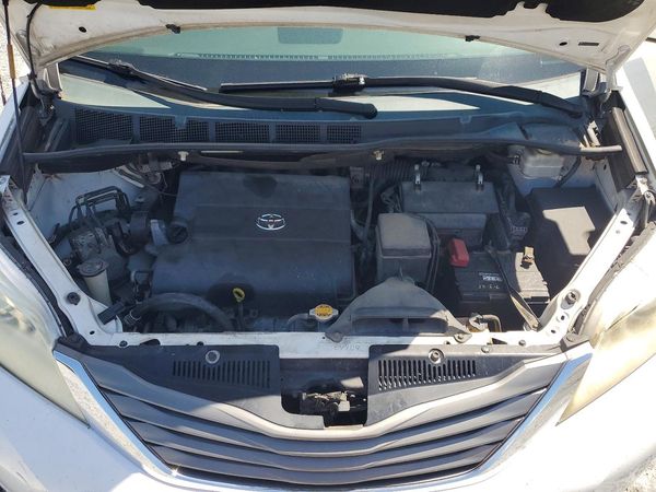2014 TOYOTA SIENNA