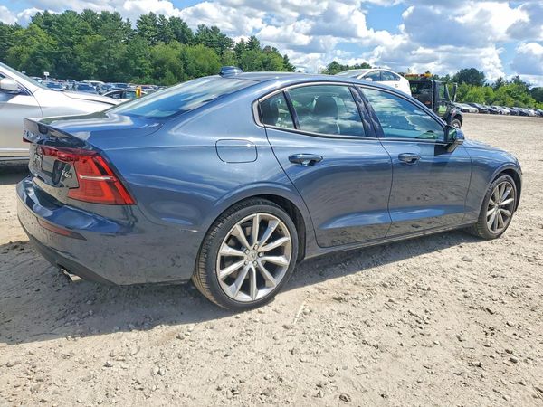 2021 VOLVO S60 Momentum
