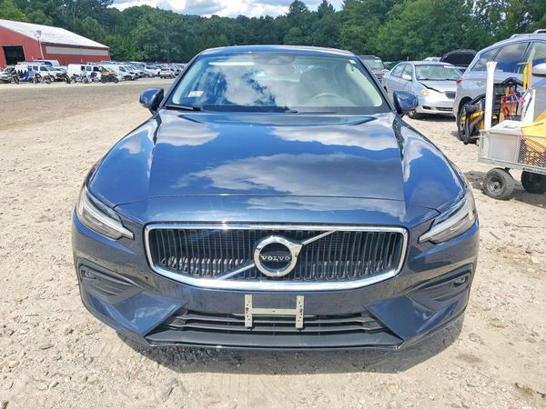 2021 VOLVO S60 Momentum