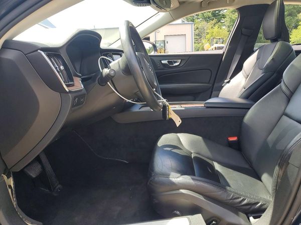 2021 VOLVO S60 Momentum