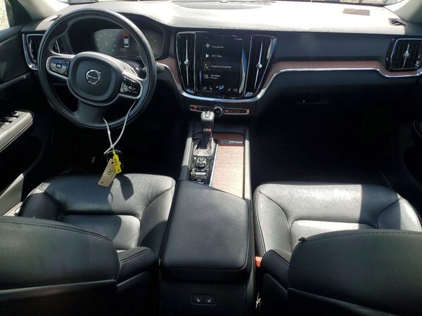 2021 VOLVO S60 Momentum
