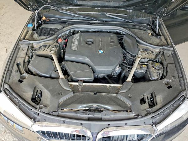 2018 BMW 530 xDrive — Engine bay