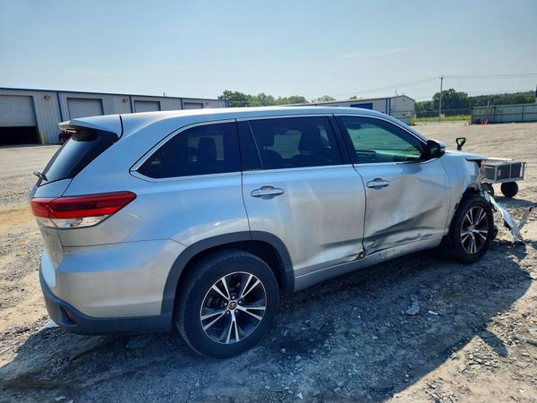 2018 TOYOTA HIGHLANDER LE