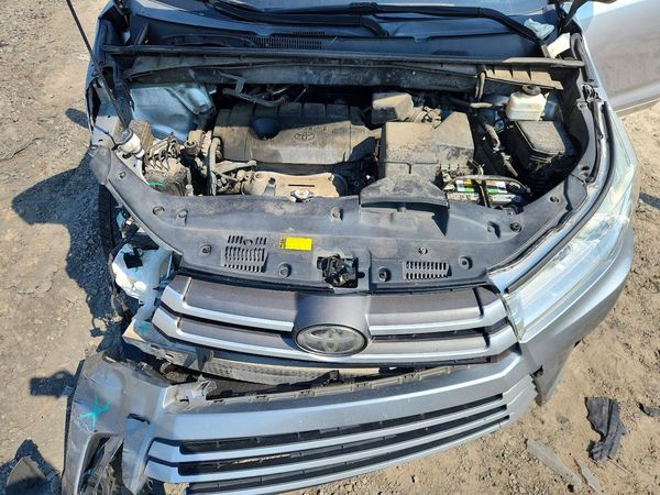 2018 TOYOTA HIGHLANDER LE