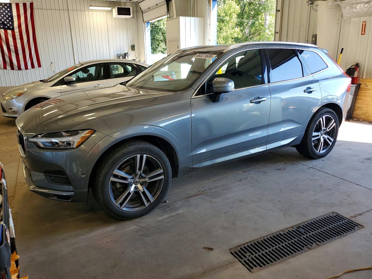 2018 VOLVO XC60 Momentum — Front 3/4