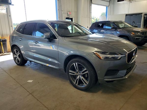 2018 VOLVO XC60 Momentum — Passenger 3/4