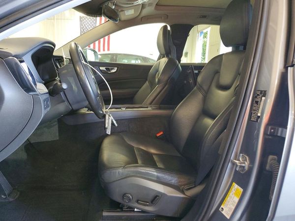 2018 VOLVO XC60 Momentum — DENT