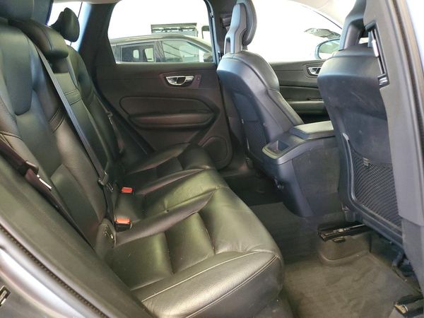 2018 VOLVO XC60 Momentum — PSRS