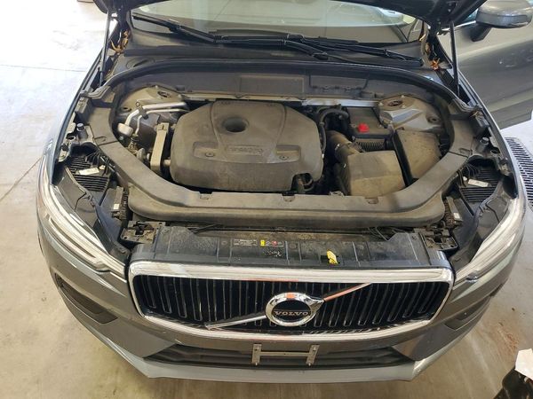 2018 VOLVO XC60 Momentum — Engine bay