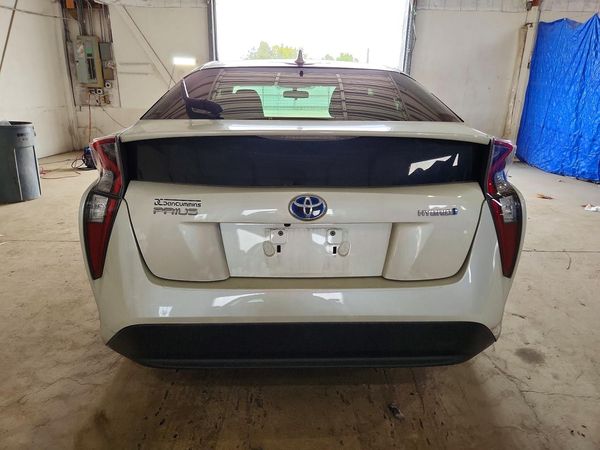 2016 TOYOTA PRIUS