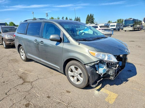 2013 TOYOTA SIENNA