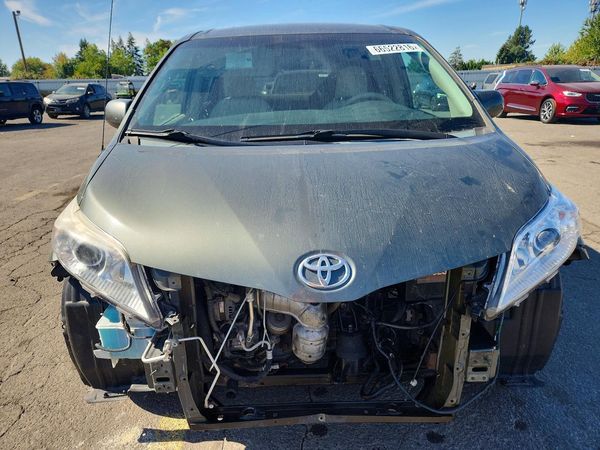 2013 TOYOTA SIENNA