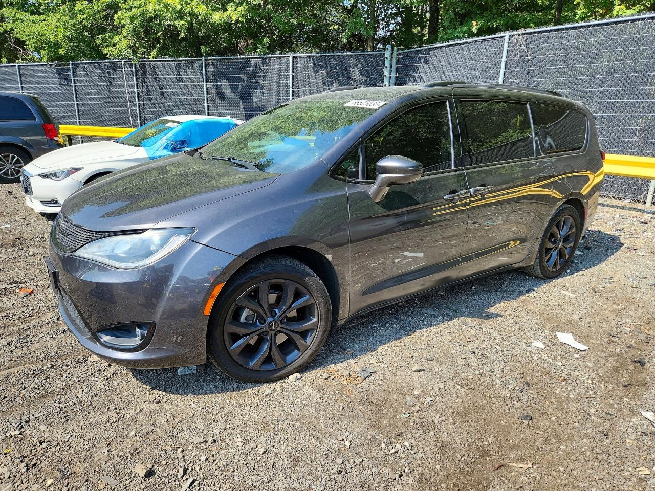 2019 CHRYSLER PACIFICA Touring L — Front 3/4