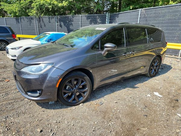 2019 CHRYSLER PACIFICA Touring L — Front 3/4