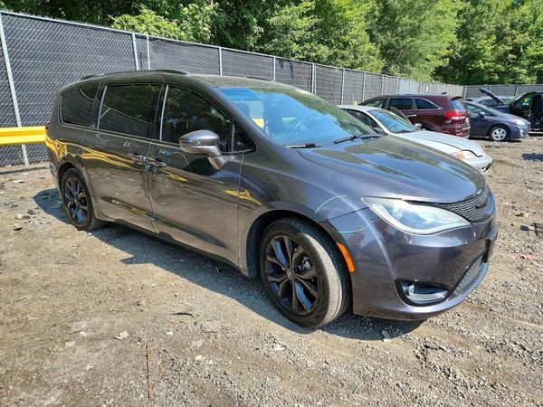 2019 CHRYSLER PACIFICA Touring L — Passenger 3/4