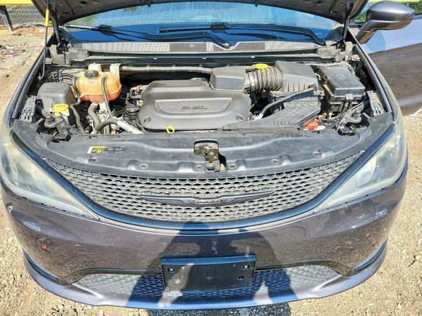 2019 CHRYSLER PACIFICA Touring L — Engine bay