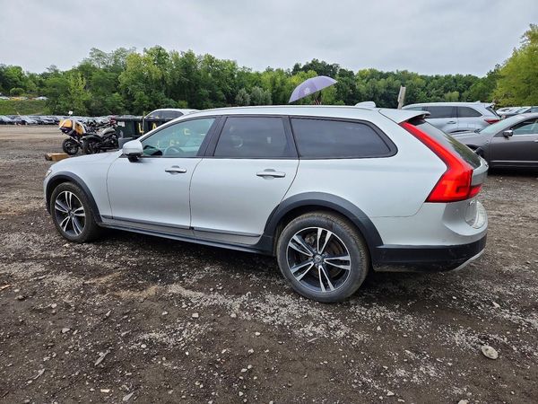 2018 VOLVO V90 CROSS COUNTRY Momentum