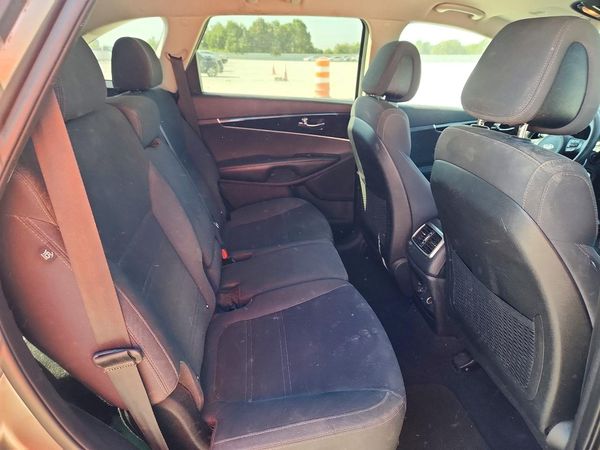 2016 KIA SORENTO L / LX