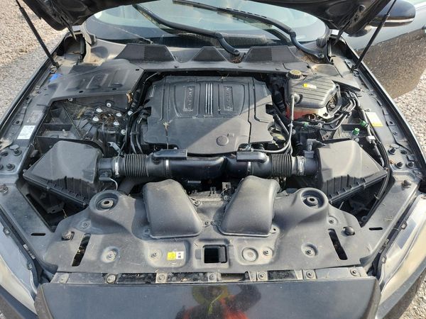 2019 JAGUAR XJ XJL Portfolio/XJ 50 — Engine bay