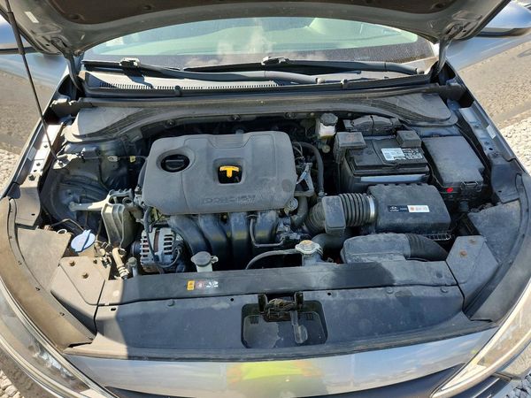 2019 HYUNDAI ELANTRA — Engine bay