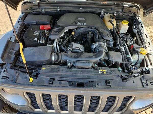 2020 JEEP GLADIATOR Overland — Engine bay