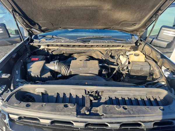 2022 CHEVROLET SILVERADO Custom — Engine bay