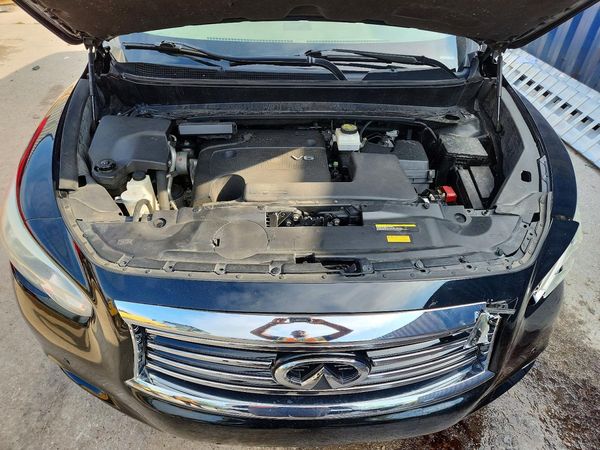 2013 INFINITI JX35 — Engine bay