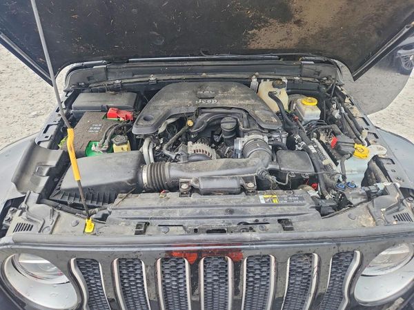 2018 JEEP WRANGLER Unlimited Sahara — Engine bay