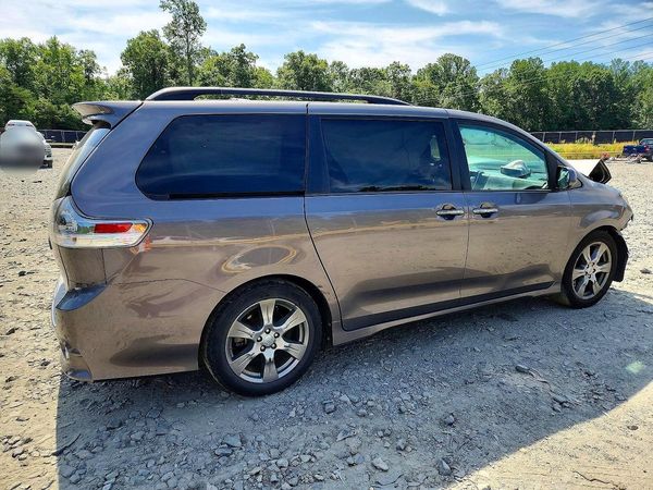 2017 TOYOTA SIENNA