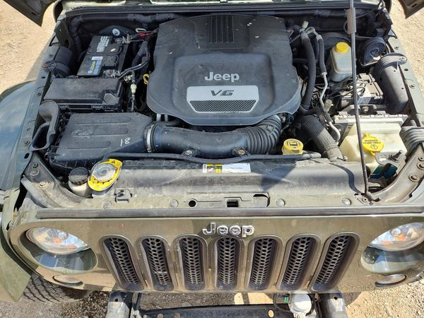 2015 JEEP WRANGLER UNLIMITED Sahara — Engine bay