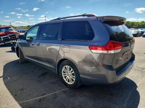 2014 TOYOTA SIENNA