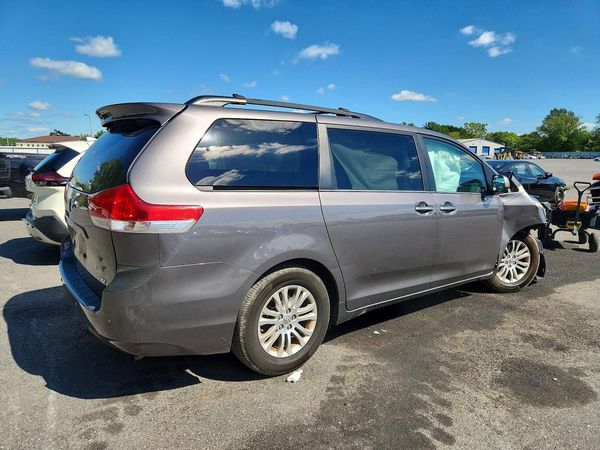 2014 TOYOTA SIENNA