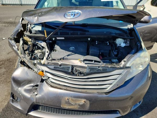2014 TOYOTA SIENNA