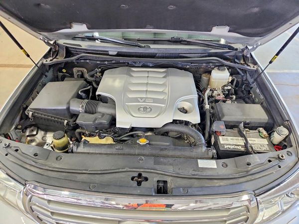 2015 TOYOTA LAND CRUISER VX-R — Engine bay