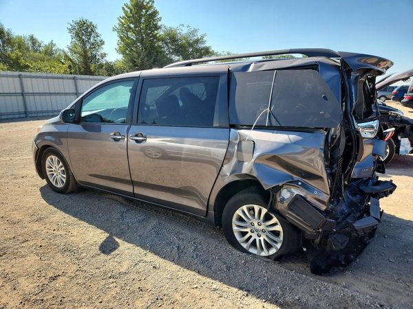2017 TOYOTA SIENNA