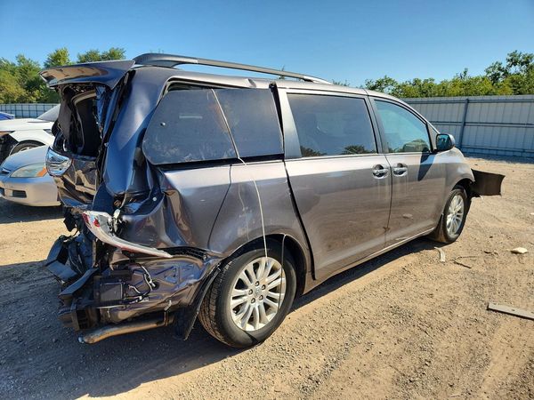 2017 TOYOTA SIENNA