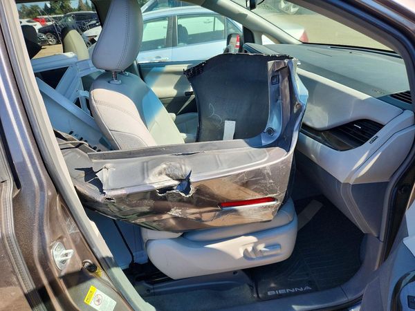 2017 TOYOTA SIENNA