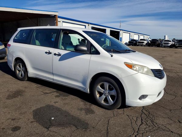 2012 TOYOTA SIENNA