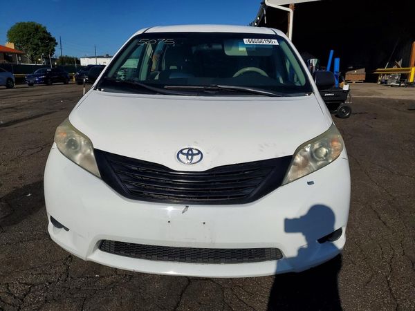 2012 TOYOTA SIENNA