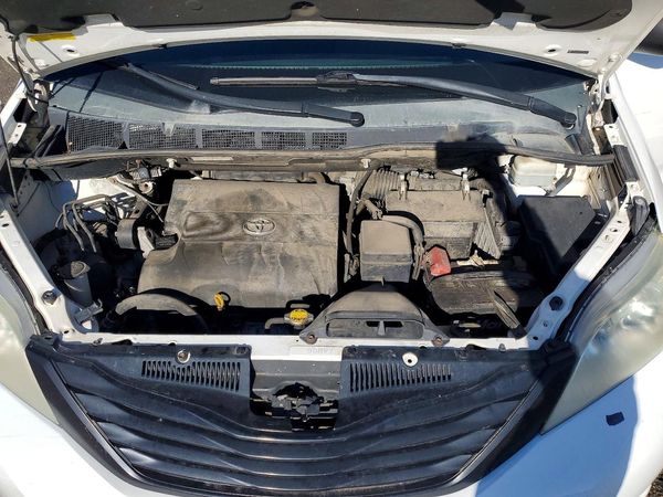 2012 TOYOTA SIENNA
