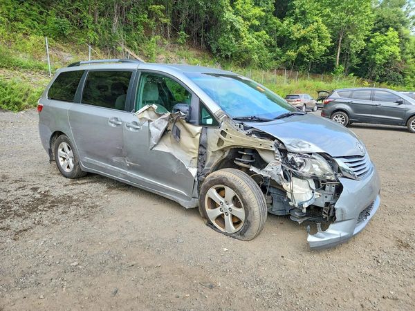2017 TOYOTA SIENNA