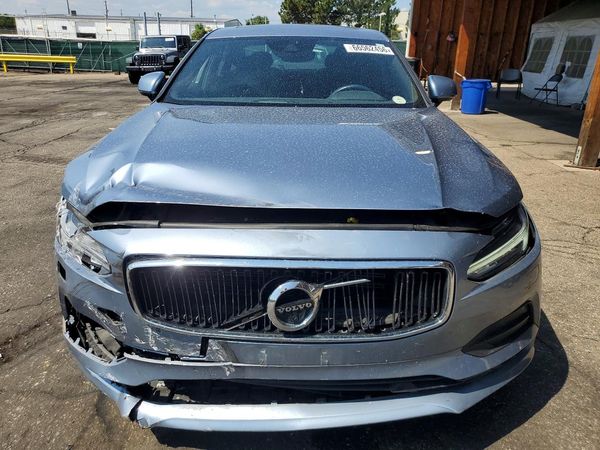 2017 VOLVO S90 Momentum