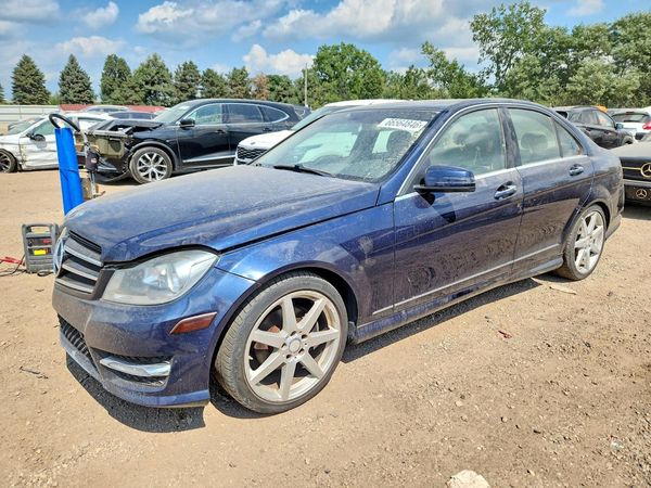 2014 MERCEDES-BENZ C-CLASS C250 — Front 3/4