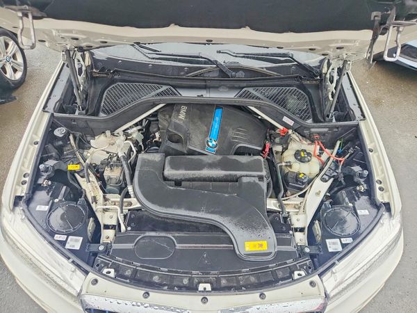 2018 BMW X5 xDrive40e — Engine bay