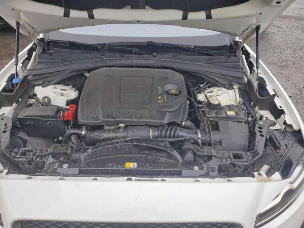 2018 JAGUAR F-PACE Standard — Engine bay